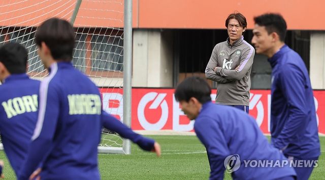 훈련지켜보는 홍명보 감독