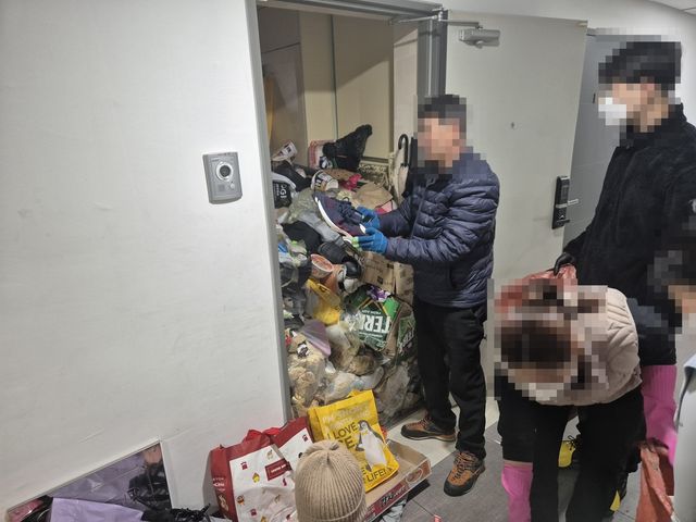 저장 강박 가구 청소 및 방역 모습