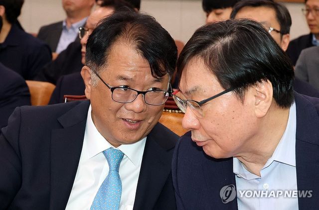 대화하는 이화영·서민석