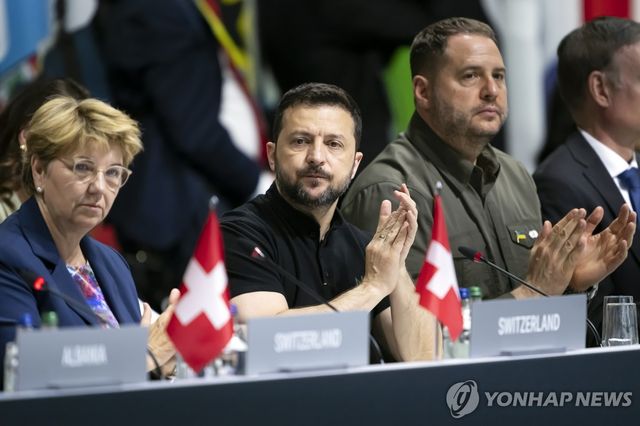 스위스에서 열린 우크라이나 평화 정상회의 행사 때 볼로디미르 젤렌스키 대통령(가운데) 오른쪽에 안드리 예르마크 당시 비서실장이 앉아 박수치는 모습. [EPA 연합뉴스 자료사진. 재판매 및 DB 금지]