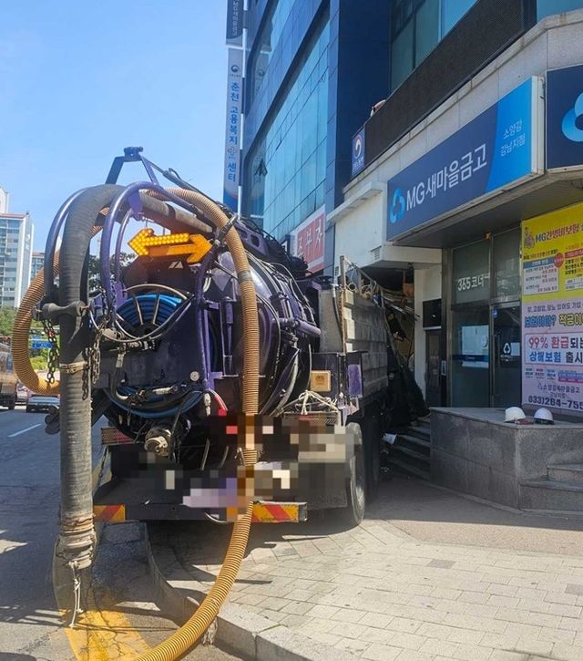 상가 건물로 돌진한 17t 준설차