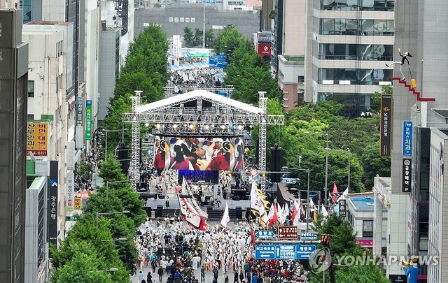 금남로 가득 메운 5·18 전야제
