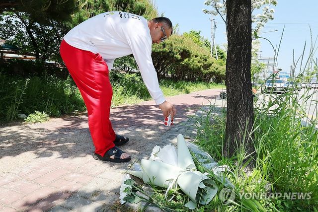 어린이날 숨진 여고생 추모하는 시민
