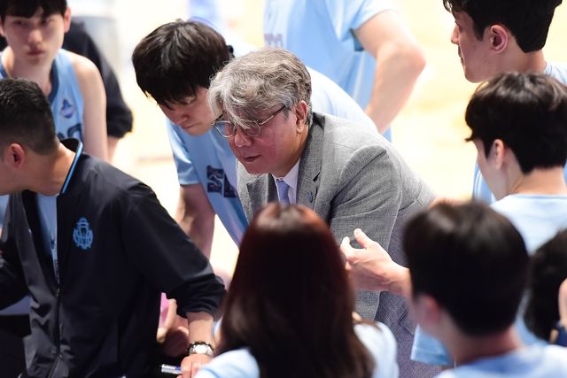 손창환 감독과 소노 선수단