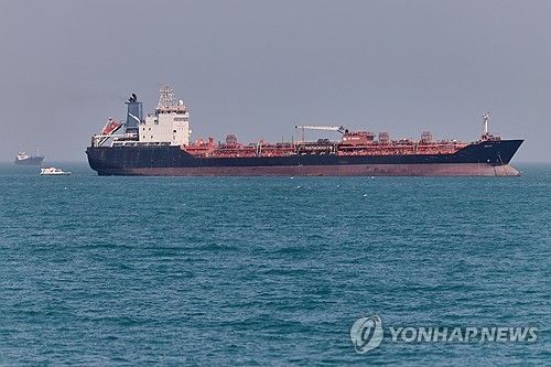 호르무즈 해협에 정박해 있는 유조선