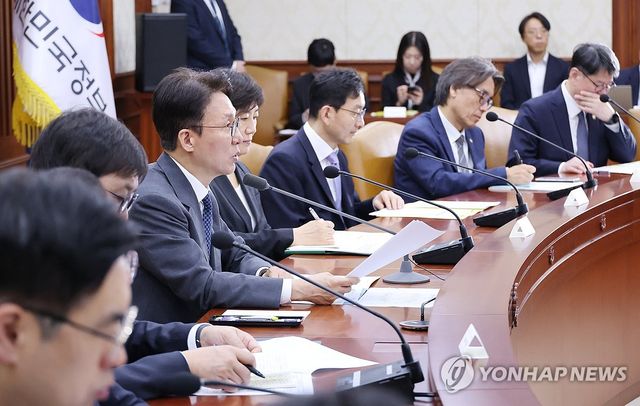 비상경제본부회의 주재하는 김민석 국무총리