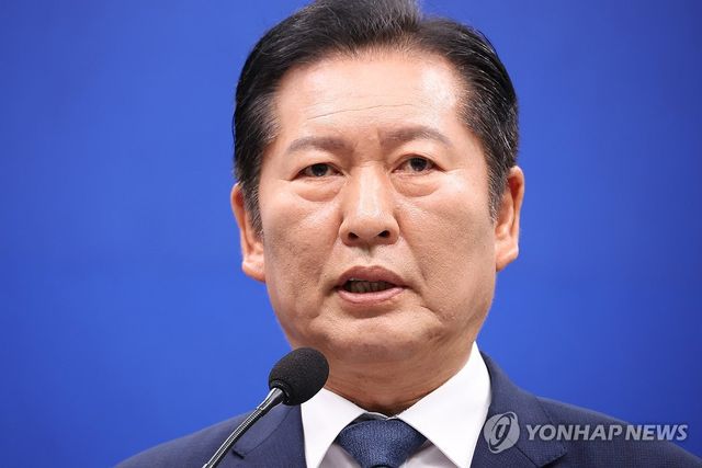 기자회견 하는 정청래 대표