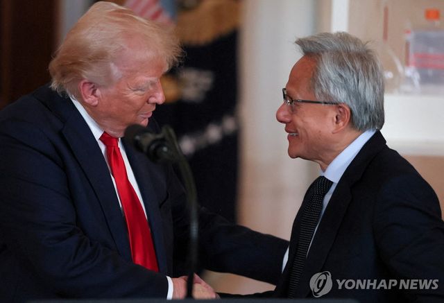 도널드 트럼프 미국 대통령(좌측)과 젠슨 황 엔비디아 CEO(우측)