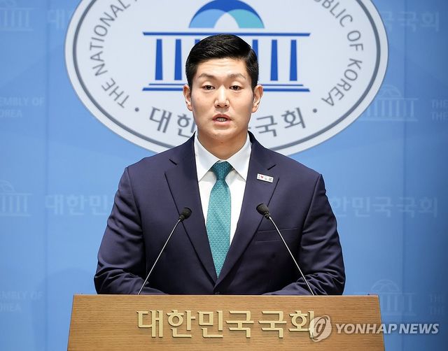 민주당 정원오 서울시장 후보 관련 기자회견 하는 국민의힘 김재섭 의원