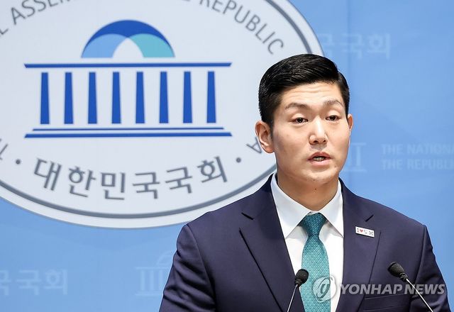 민주당 정원오 서울시장 후보 관련 기자회견 하는 국민의힘 김재섭 의원