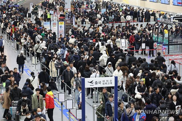붐비는 김해국제공항