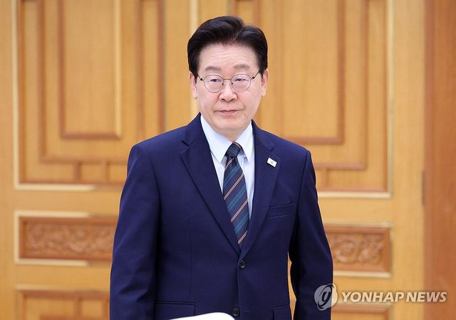 접견실 들어서는 이재명 대통령