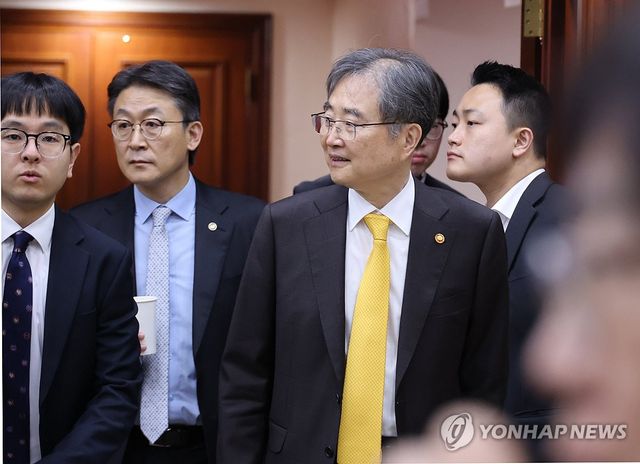 비상경제본부회의 참석한 조현 외교부 장관