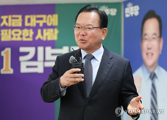 언론 인터뷰 갖는 김부겸