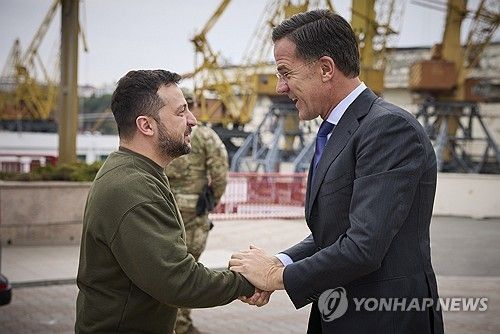 마르크 뤼터 나토 사무총장(오른쪽)과 볼로디미르 젤렌스키 우크라이나 대통령 [EPA 연합뉴스 자료사진. 재판매 및 DB 금지]