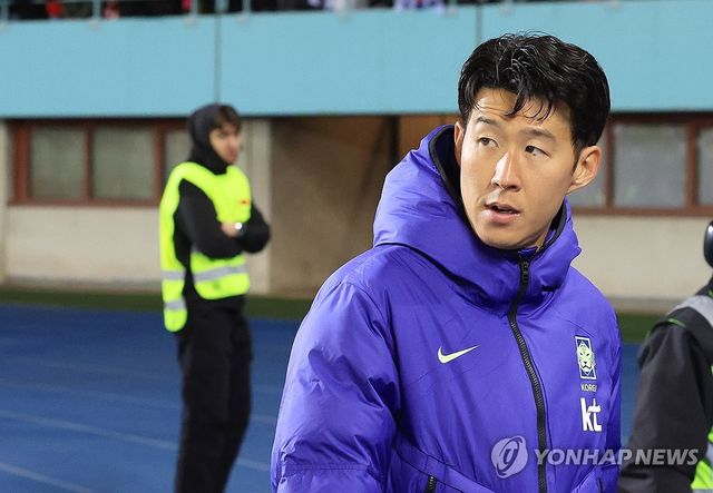 뒤돌아보는 손흥민