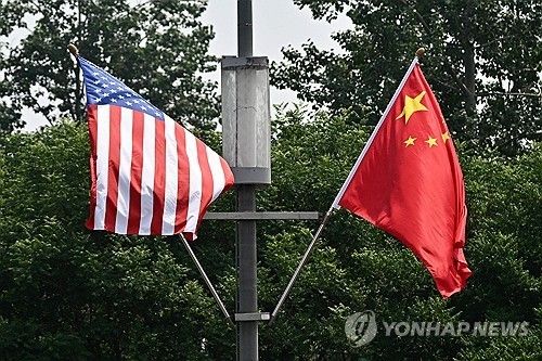 중국 고속도로에 내결린 성조기와 오성홍기
