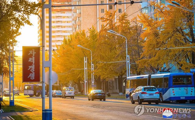 평양 시내 자동차들의 모습
