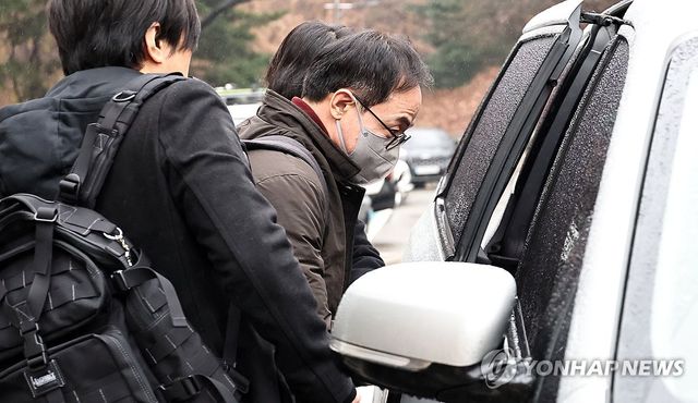 '관저 이전 특혜 의혹' 김오진 전 차관 영장심사