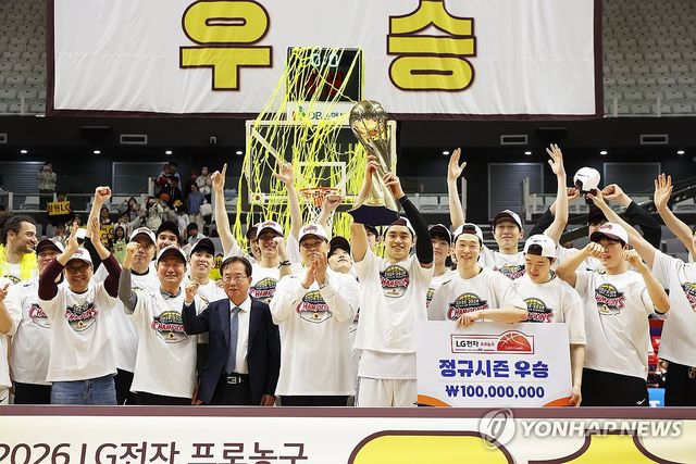 트로피 들고 기뻐하는 창원 LG 선수들