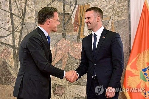 13일 몬테네그로에서 회동한 뤼터 나토 사무총장과 밀라토비치 몬테네그로 대통령 [AFP 연합뉴스 자료사진] 