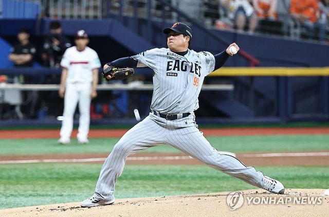 역투하는 한화 선발 류현진