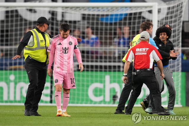 메시와 사진을 찍으려고 경기 도중 난입했다가 안전요원에게 끌려 나가는 관중