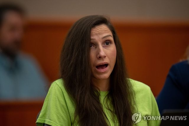 선고 전 자녀들이 작성한 진술서를 듣는 쿠리 리친스