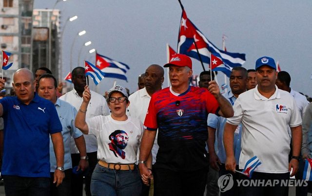 미겔 디아스카넬 쿠바 대통령(가운데)