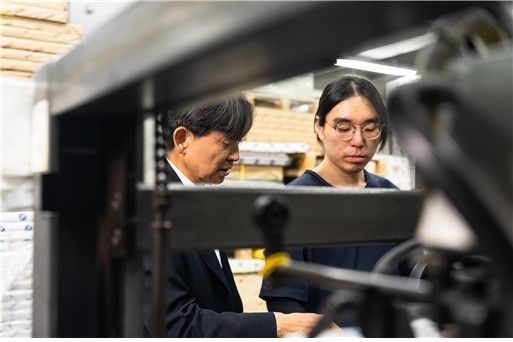 (서울=연합뉴스) 서울명장 김인호 대표(왼쪽)가 인쇄 현장에서 20대 청년 기술인과 함께 공정을 확인하고 있다. [서울시 제공. 재판매 및 DB 금지] 