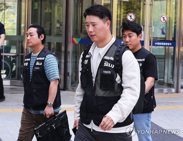 법원 나오는 최승호 위원장