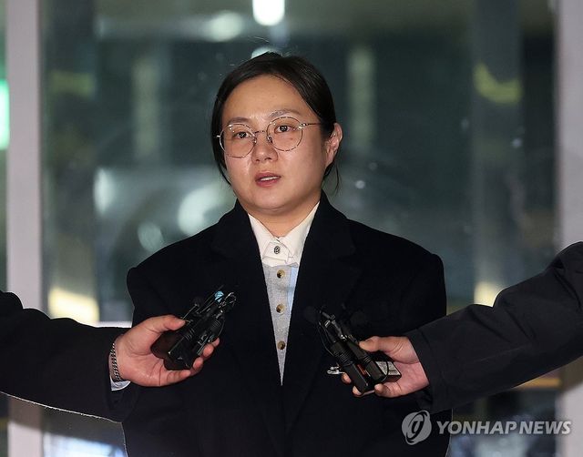 '매니저 갑질·불법 의료행위 의혹' 박나래, 첫 경찰 출석