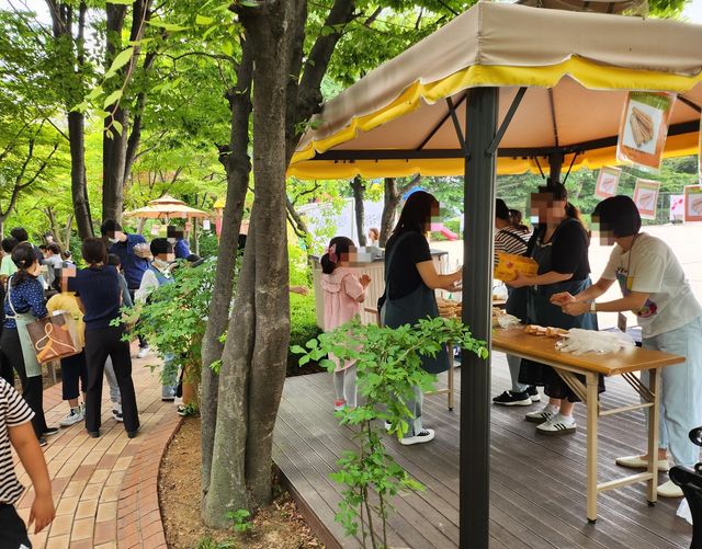 야외 수업하는 한국육영학교