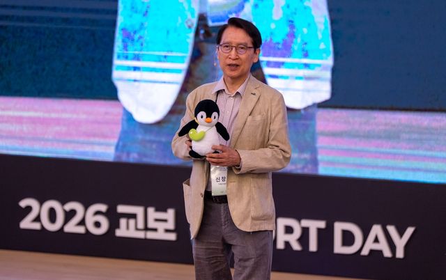 신창재 교보생명 대표이사 겸 이사회 의장이 지난 12일 충남 천안 계성원(교보생명 연수원)에서 열린 2026 교보 MDRT DAY 행사에서 새롭게 론칭한 캐릭터 '꼬옥'을 재무설계사(FP)들에게 소개하고 있다.[교보생명 제공]