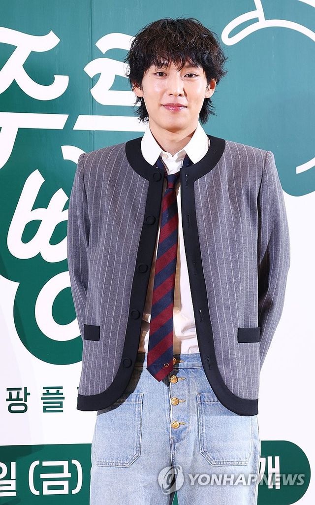 이기택, 수줍은 미소