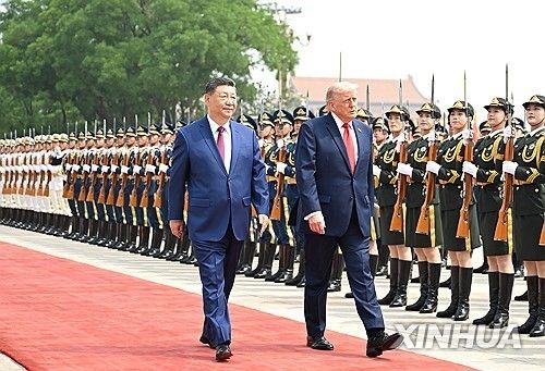 환영행사 참석한 트럼프 대통령과 시진핑 주석 