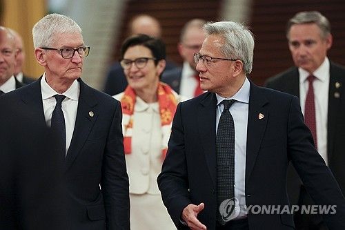 트럼프 방중 동행한 팀 쿡(좌) 애플 CEO와 젠슨 황 엔비디아 CEO