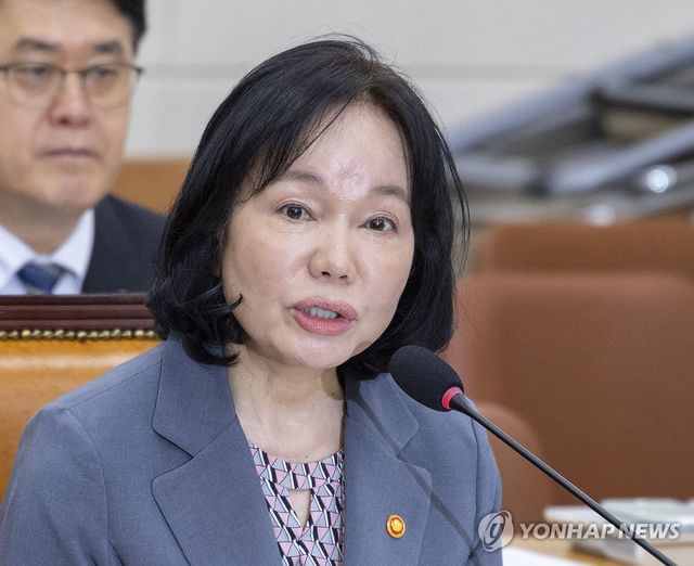국회 정무위 출석해 답변하는 송경희 개보위원장