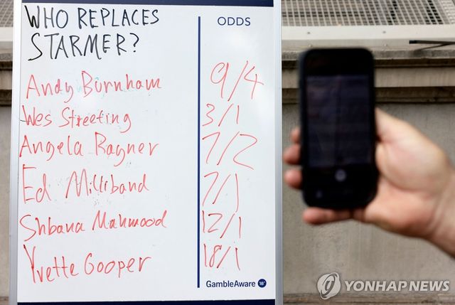 12일 런던 시내에 등장한 차기 총리 베팅판