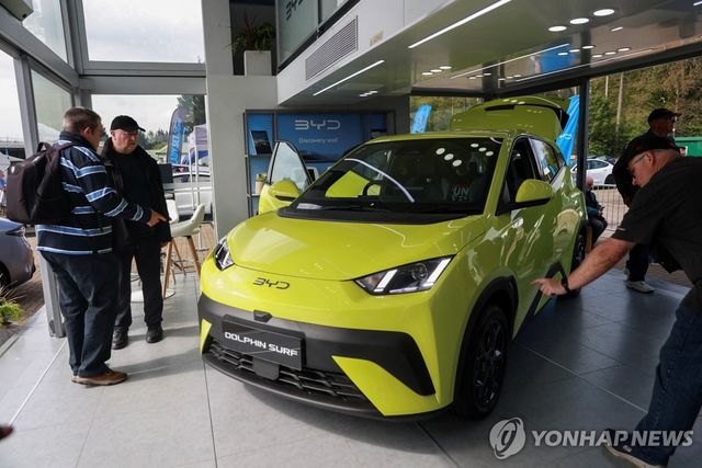 중국 BYD 전기차를 둘러보는 영국 소비자들