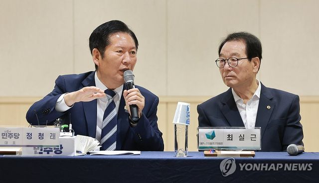 울릉군민과 간담회하는 민주당 정청래 총괄상임선대위원장