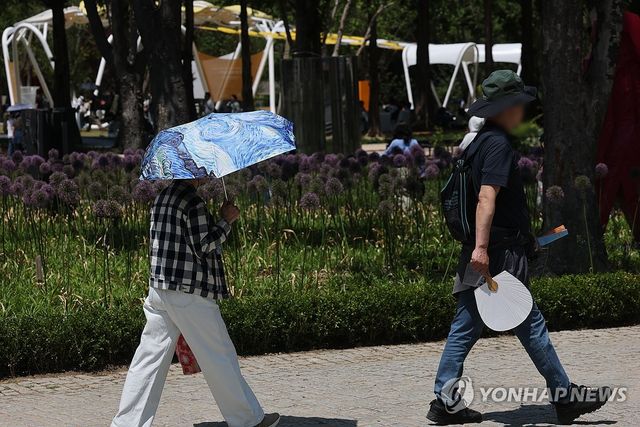 양산과 부채가 필요한 날