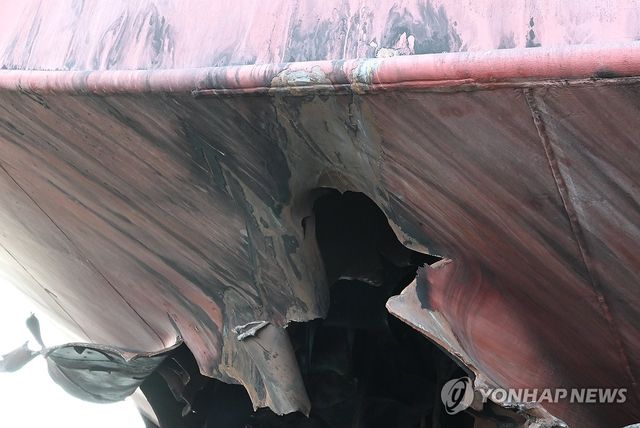 미상 비행채 타격으로 파손된 나무호