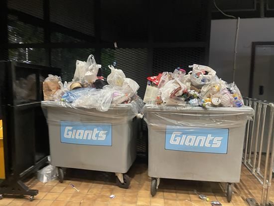 사직야구장 쓰레기