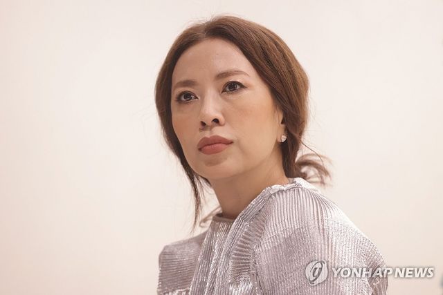 美 스톰 킹서 전시하는 아니카 이