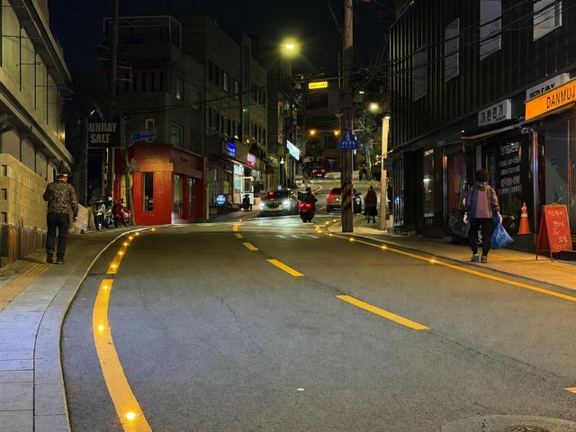 경리단길에 설치된 솔라 표지병
