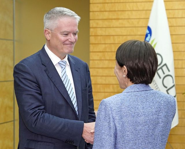 다카이치 일본 총리와 악수하는 마티아스 콜먼 OECD 사무총장(좌측)