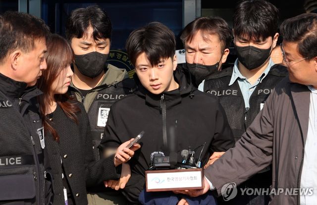 포토라인 선 '여고생 흉기 살인' 장윤기