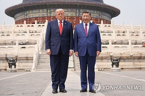 14일(현지시간) 베이징 톈탄(天壇·천단) 공원 치녠뎬(祈年殿·기년전) 앞에서 기념 촬영하는 미중 정상 [AP 연합뉴스]