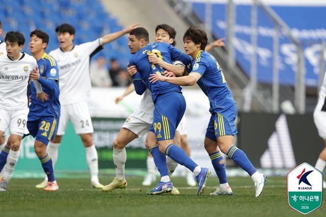 울산과 강원의 올 시즌 첫 맞대결 장면.